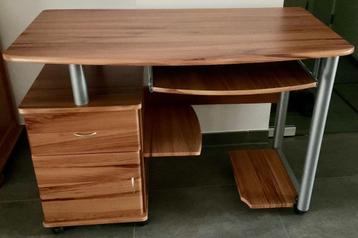 Bureau voor student e.a. beschikbaar voor biedingen