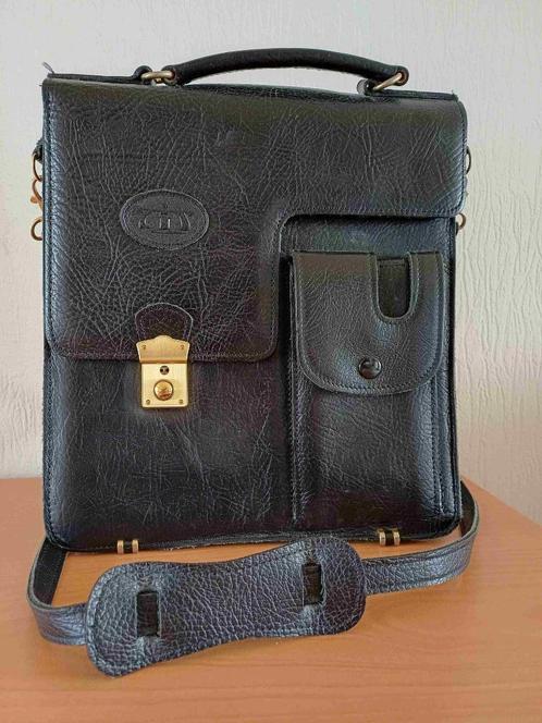 Schouderhandtas leder met koperen sluiting & sleutel, Handtassen en Accessoires, Tassen | Schoudertassen, Zo goed als nieuw, Overige merken