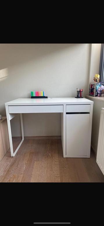 Witte bureau met opberglades beschikbaar voor biedingen