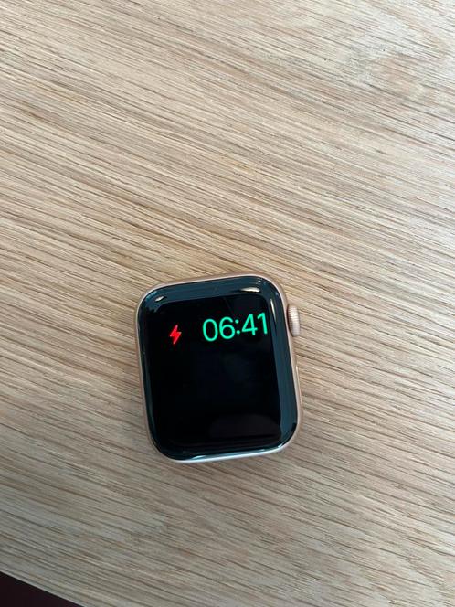 Apple Watch Serie 4 rose gold 40mm, Handtassen en Accessoires, Smartwatches, Zo goed als nieuw, Ophalen