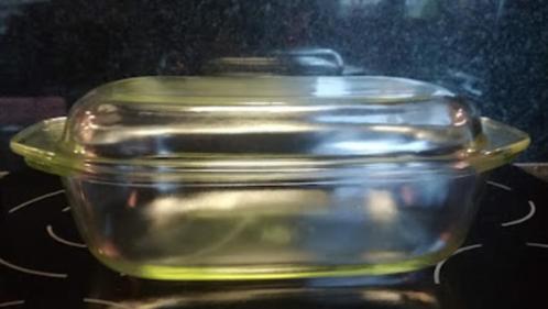 Vuurvaste ovenschotel met deksel, Huis en Inrichting, Keuken | Servies, Gebruikt, Overige typen, Glas, Ophalen of Verzenden