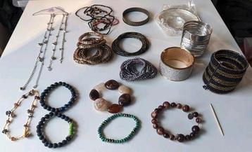 *S. Lot de bracelets fantaisies/fête pour femmes ou enfants.