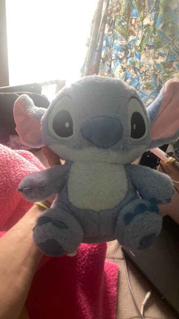 La peluche est bleu il a du rose est bleu claire est noir, Enlèvement ou Envoi, Comme neuf