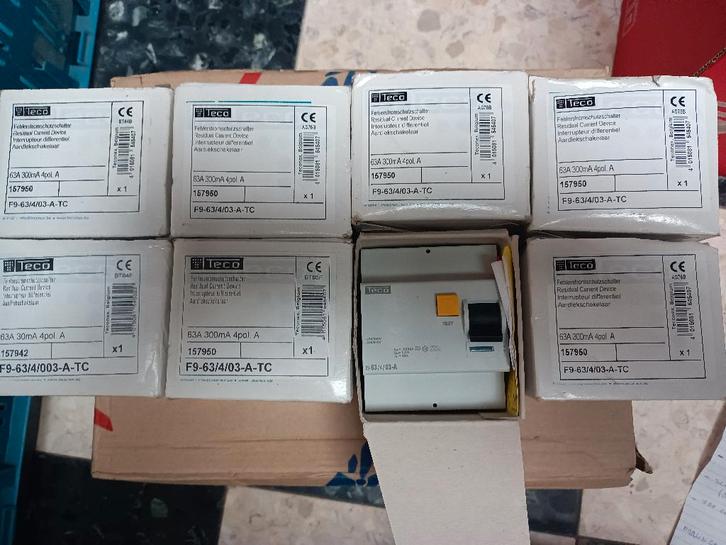 lot fusibles électriques et interrupteur différentiel. neuf, Bricolage & Construction, Électricité & Câbles, Neuf, Autres types