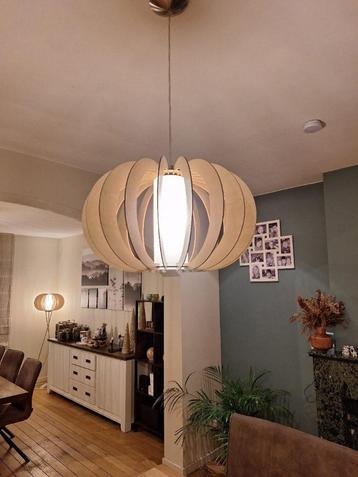 2 Hanglampen & 1 Staande lamp & 1 Tafel lamp beschikbaar voor biedingen