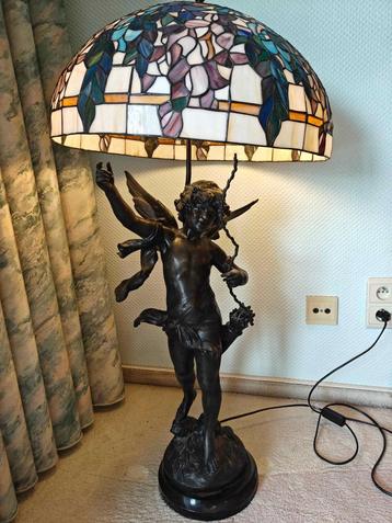 Unieke Tiffany stijl lamp met bronzen engelbeeld beschikbaar voor biedingen
