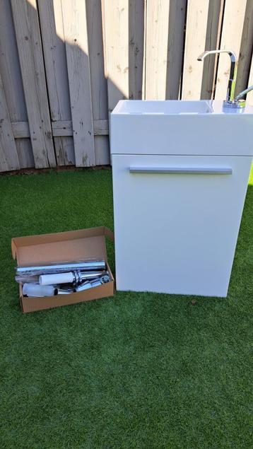 Toiletmeubel met wastafel beschikbaar voor biedingen