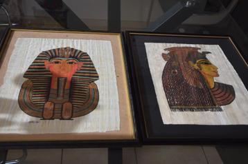 twee ingelijste kunstwerken op papyrus beschikbaar voor biedingen