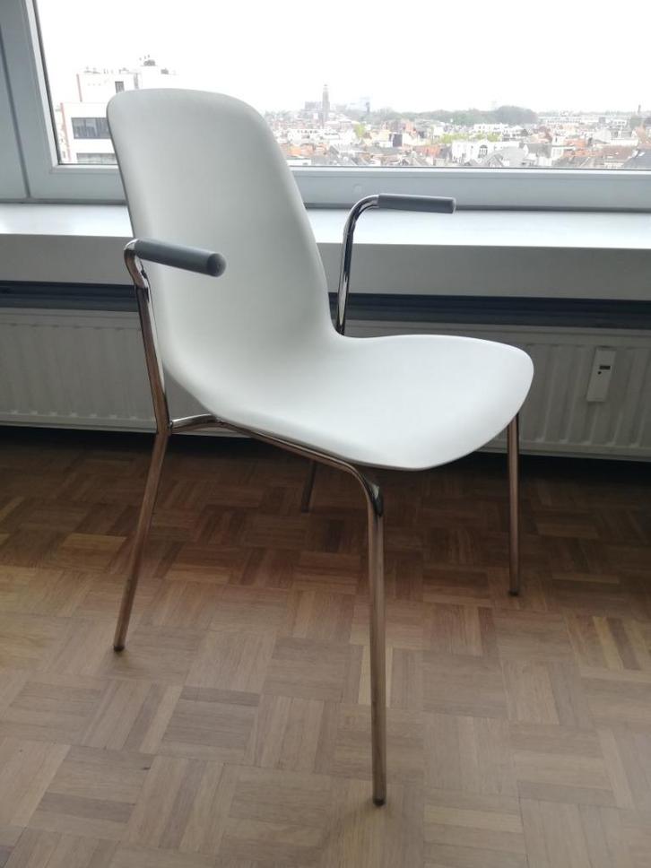 Witte stoel(en) met armleuning, Huis en Inrichting, Stoelen, Zo goed als nieuw, Vier, Kunststof, Metaal, Wit, Ophalen