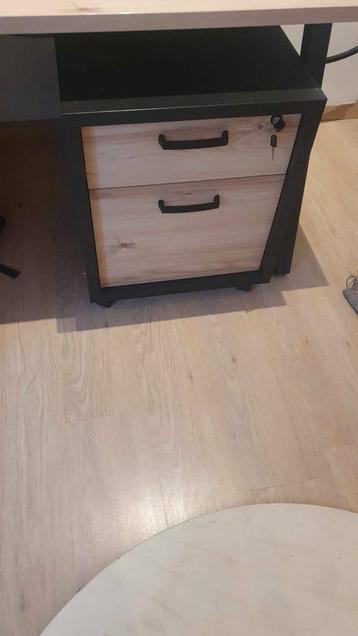 bureauset beschikbaar voor biedingen