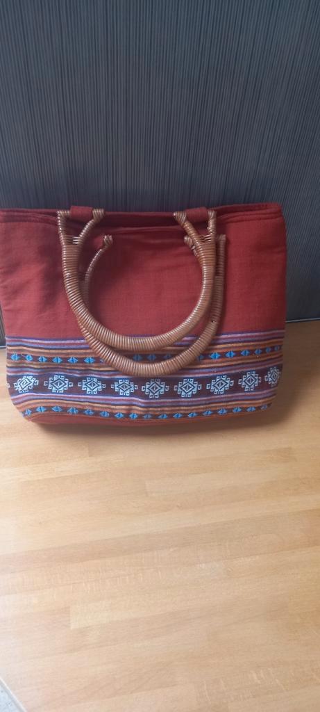 stoffen handtas met rieten handvaten, Handtassen en Accessoires, Tassen | Damestassen, Gebruikt, Handtas, Rood, Ophalen of Verzenden