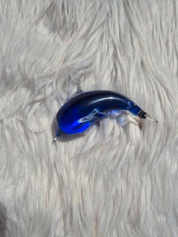 Glazen dolfijn beschikbaar voor biedingen