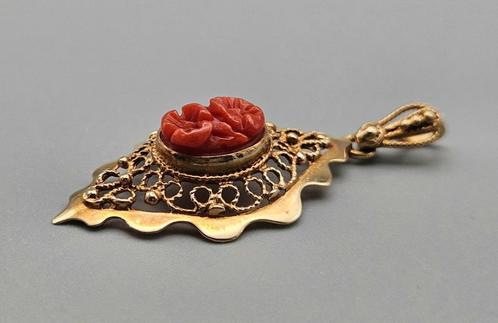 Gouden antieke bloedkoraal flower hanger. 2025/103., Handtassen en Accessoires, Kettinghangers, Zo goed als nieuw, Goud, Rood