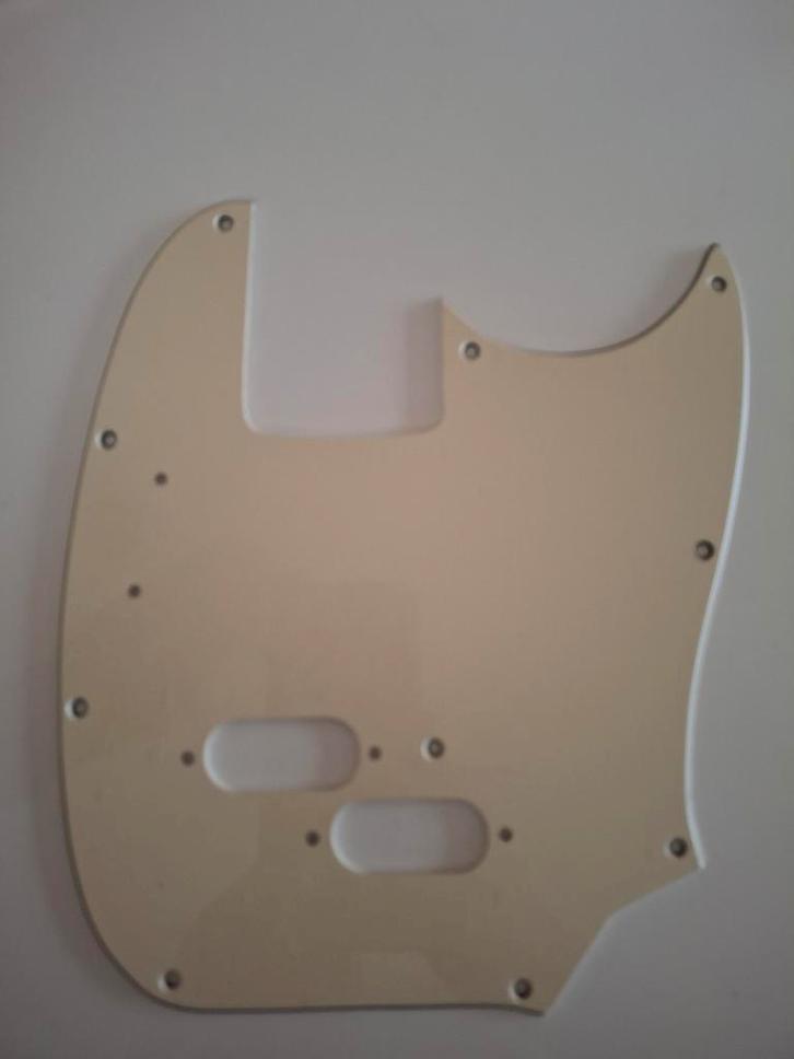 Fender mustang bass pickguard USA., Musique & Instruments, Instruments | Pièces, Enlèvement