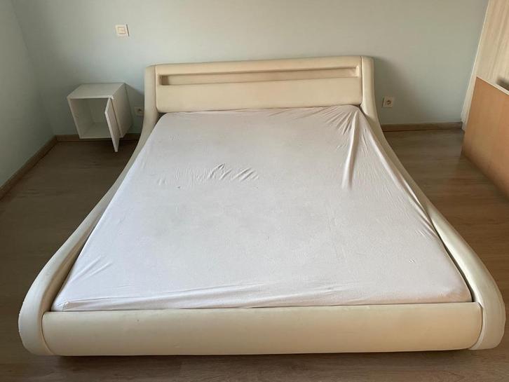 Bed met matras, Huis en Inrichting, Slaapkamer | Bedden, Gebruikt, Tweepersoons, 160 cm, 200 cm, Stof, Wit, Ophalen