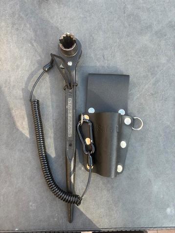 Scafsleutel + werkschoenen + scafhamer + accessoires beschikbaar voor biedingen