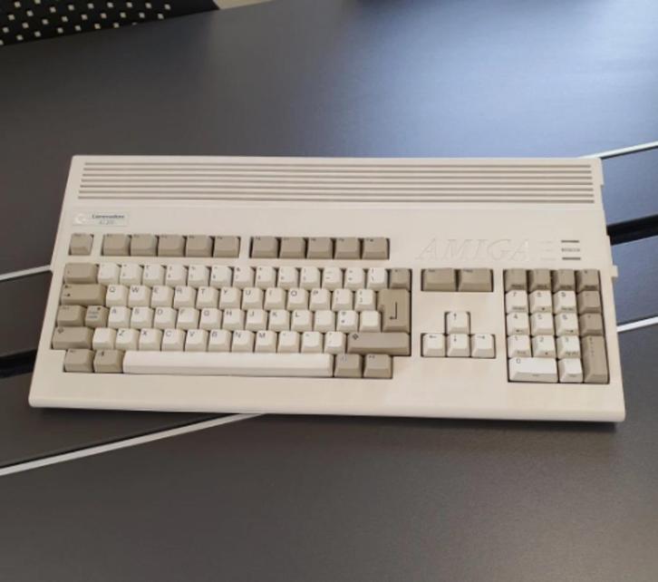 Commodore Amiga A1200 behuizing en toetsen, CF van 4 GB, Computers en Software, Vintage Computers, Ophalen of Verzenden