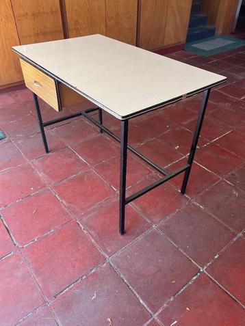 GRATIS bureau in formica  beschikbaar voor biedingen