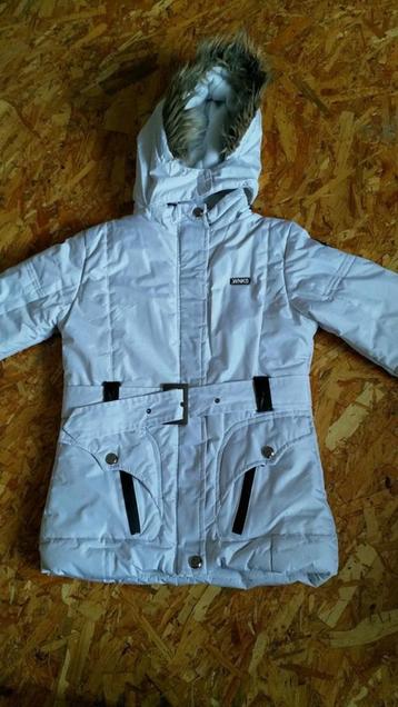 witte winterjas beschikbaar voor biedingen