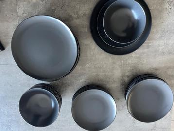 Servies 42 stuks beschikbaar voor biedingen