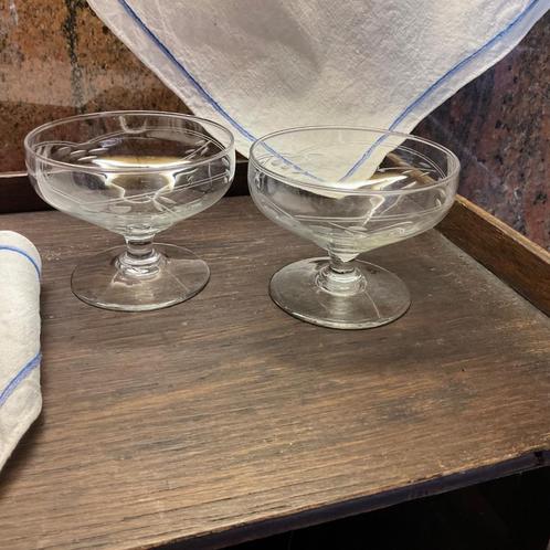 2 antieke gegraveerde champagnecoupes/ dessertcoupes, Antiek en Kunst, Antiek | Glaswerk en Kristal, Ophalen of Verzenden