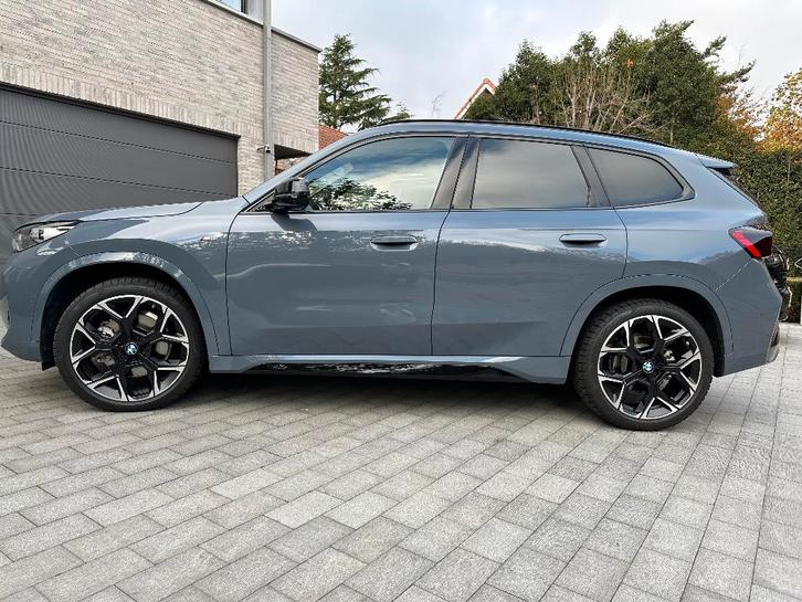 BMW IX1 Xdrive30 4WD - 313 pk   12100 km, Auto's, BMW, Particulier, iX1, 360° camera, 4x4, ABS, Achteruitrijcamera, Adaptieve lichten