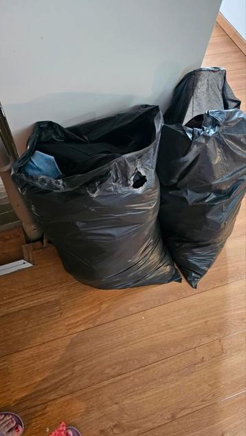 2 zakken vol kleding beschikbaar voor biedingen