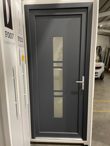 Portes en PVC  disponible aux enchères