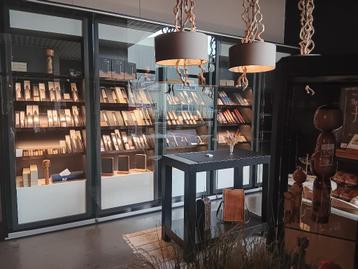 Vitrine kast showroom beschikbaar voor biedingen