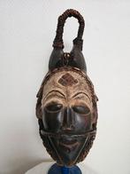 Punu masker uit Gabon gemaakt van hout, kauri's en parels, Antiek en Kunst, Ophalen of Verzenden