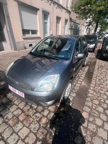 Ford fiesta 5 portes/essence 2005 157000km  prix a discuter, Autos, Achat, 5 portes, Particulier, Essence