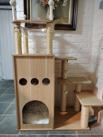 Grand arbre à chat avec griffoirs – bon état beschikbaar voor biedingen