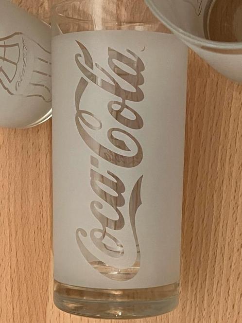 Frosted white zeer zeldzaam coca cola glas met opdruk 🥤🧋🥤, Verzamelen, Glas en Drinkglazen, Nieuw, Frisdrankglas, Ophalen