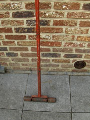 Rouleau maroufleur pour revetement de sol. beschikbaar voor biedingen