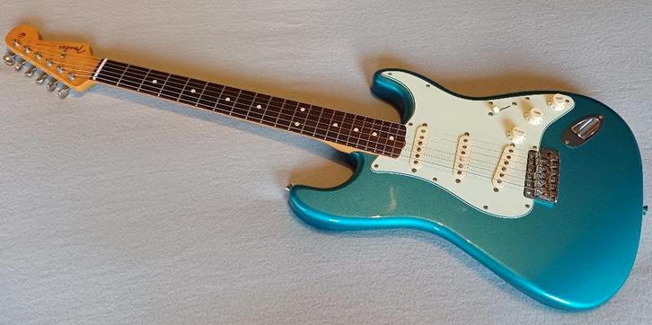 Fender Stratocaster Classic 60 Lake Placid Blue comme neuve, Musique & Instruments, Instruments à corde | Guitares | Électriques