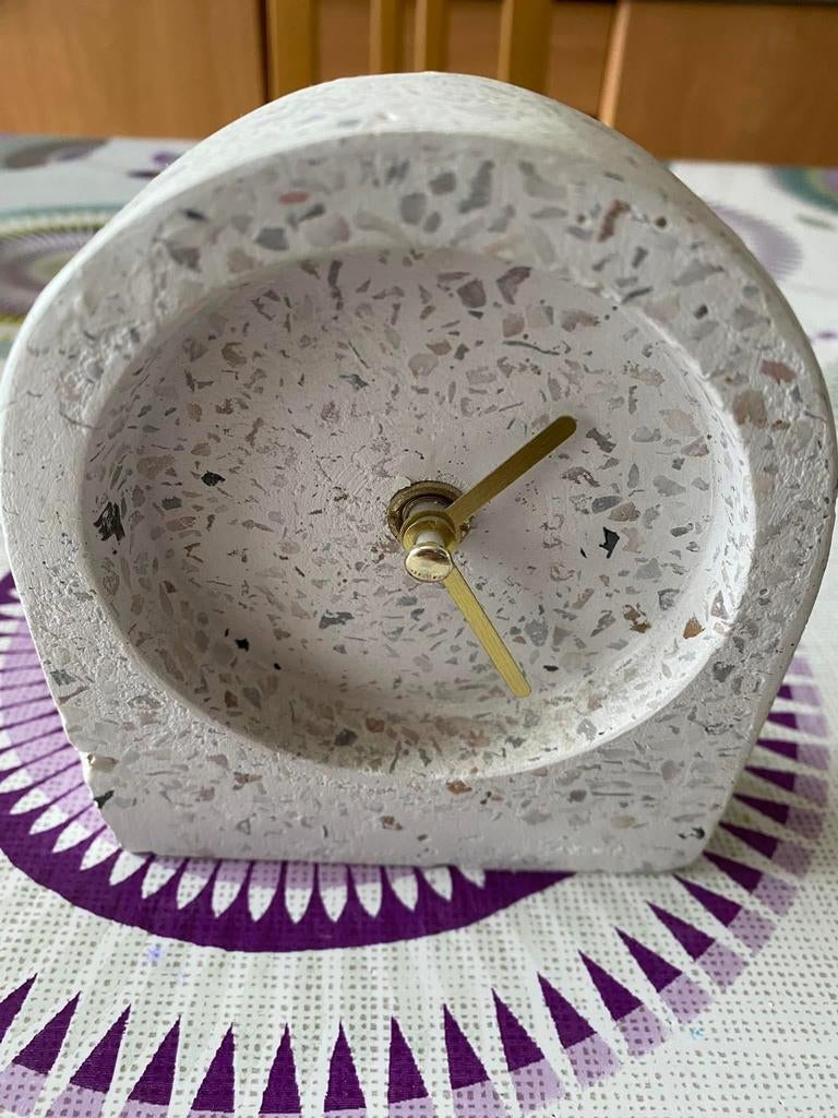 Horloge de table TERRAZZO – Élégance et originalité, Maison & Meubles, Accessoires pour la Maison | Horloges, Comme neuf, Enlèvement ou Envoi