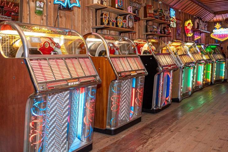 jukebox museum  iedere zondag middag  ook  verkoop  13.00 u, Verzamelen, Automaten | Jukeboxen, Ophalen of Verzenden