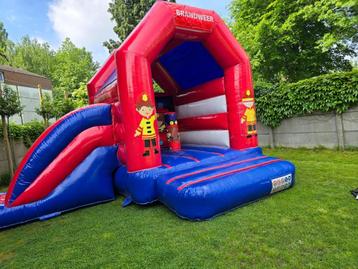 Springkastelen/hindernisbanen + feestmaterialen beschikbaar voor biedingen