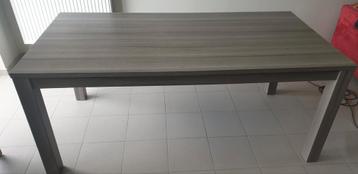 Eettafel beschikbaar voor biedingen