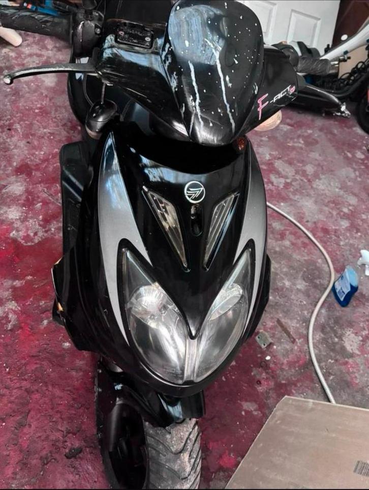 Twee scooters te koop, Fietsen en Brommers, Scooters | Piaggio, Gebruikt, Overige modellen, Klasse A (25 km/u), Benzine, Ophalen of Verzenden