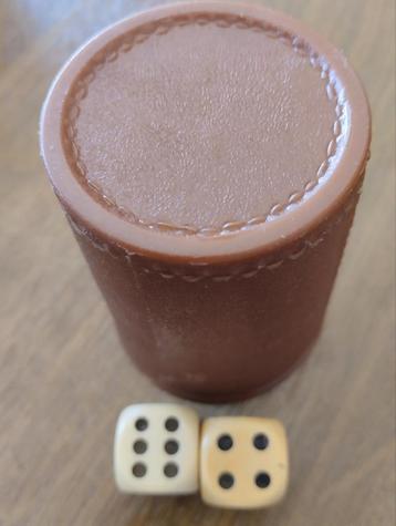 Dobbelbeker-leer-dobbelstenen schudden-pokerspel beschikbaar voor biedingen
