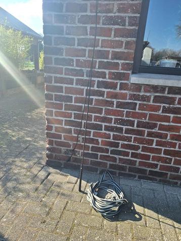 Longeertouw en longeerzweep beschikbaar voor biedingen