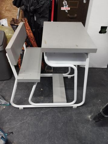 Kinderbureau beschikbaar voor biedingen