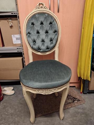 Decoratieve stoel beschikbaar voor biedingen