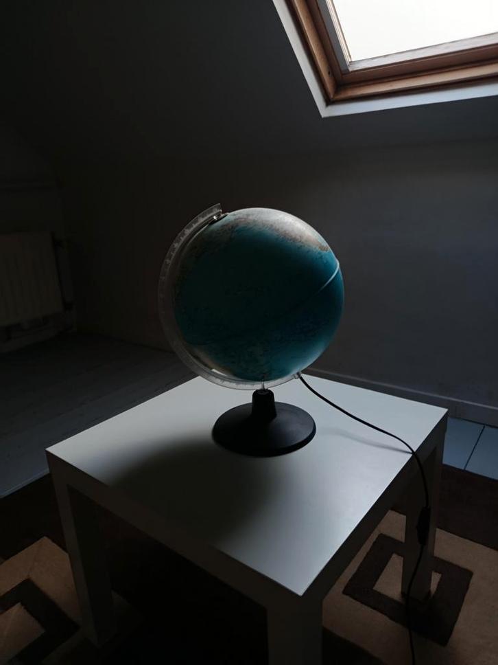 Tafel Wit Hout en Wereldbol, Huis en Inrichting, Woonaccessoires | Wereldbollen, Zo goed als nieuw, Verlicht, Ophalen of Verzenden