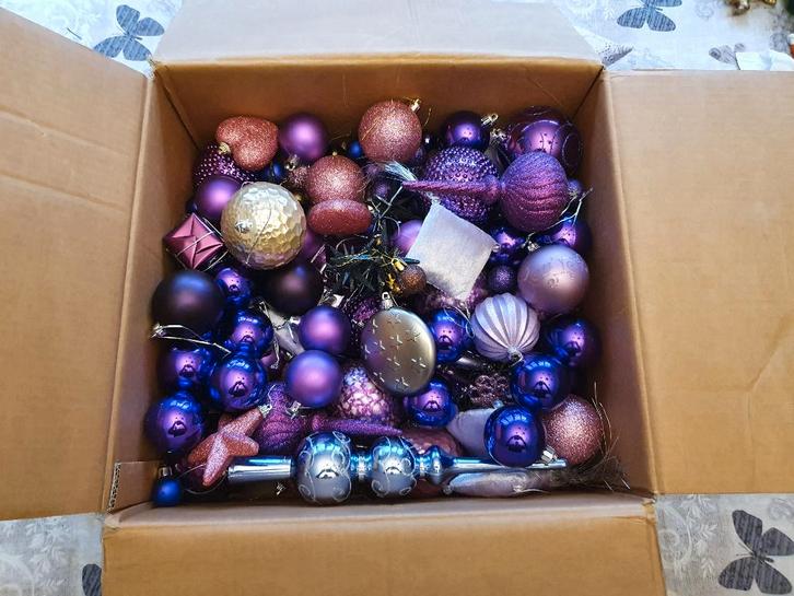 lot de 161 boules de noël mauves, Divers, Noël, Comme neuf, Enlèvement ou Envoi
