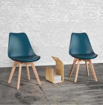 Schitterende blauwe Scandinavische stoelen met houten poten  beschikbaar voor biedingen