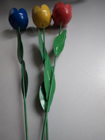 3 prachtige gekleurde metalen tulpen Lengte: 49 cm Breedte beschikbaar voor biedingen