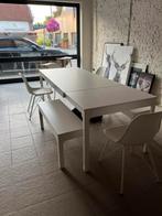 Witte tafel met 2 bankjes + 4 stoelen, Huis en Inrichting, Tafels | Eettafels, Ophalen, Gebruikt