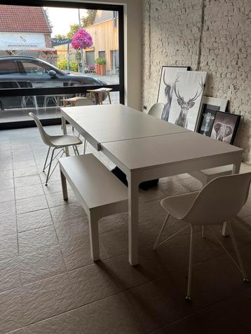 Table blanche avec 2 bancs + 4 chaises, Enlèvement, Utilisé
